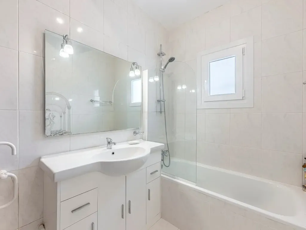 Encantadora Villa de 3 Dormitorios con Piscina en Amplia Parcela en El Rosario, Marbella – Gran Potencial de Reforma o Lista para Entrar