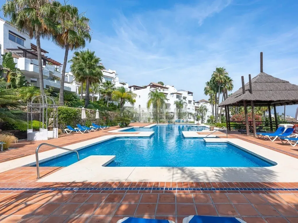 Encantador Apartamento en Planta Baja Elevada de 3 Dormitorios con Vistas al Mar y al Jardín – Nueva Andalucía