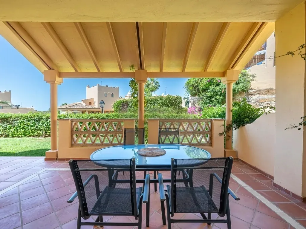 Apartamento con jardín de 2 dormitorios en alquiler en Santa María Village, Elviria