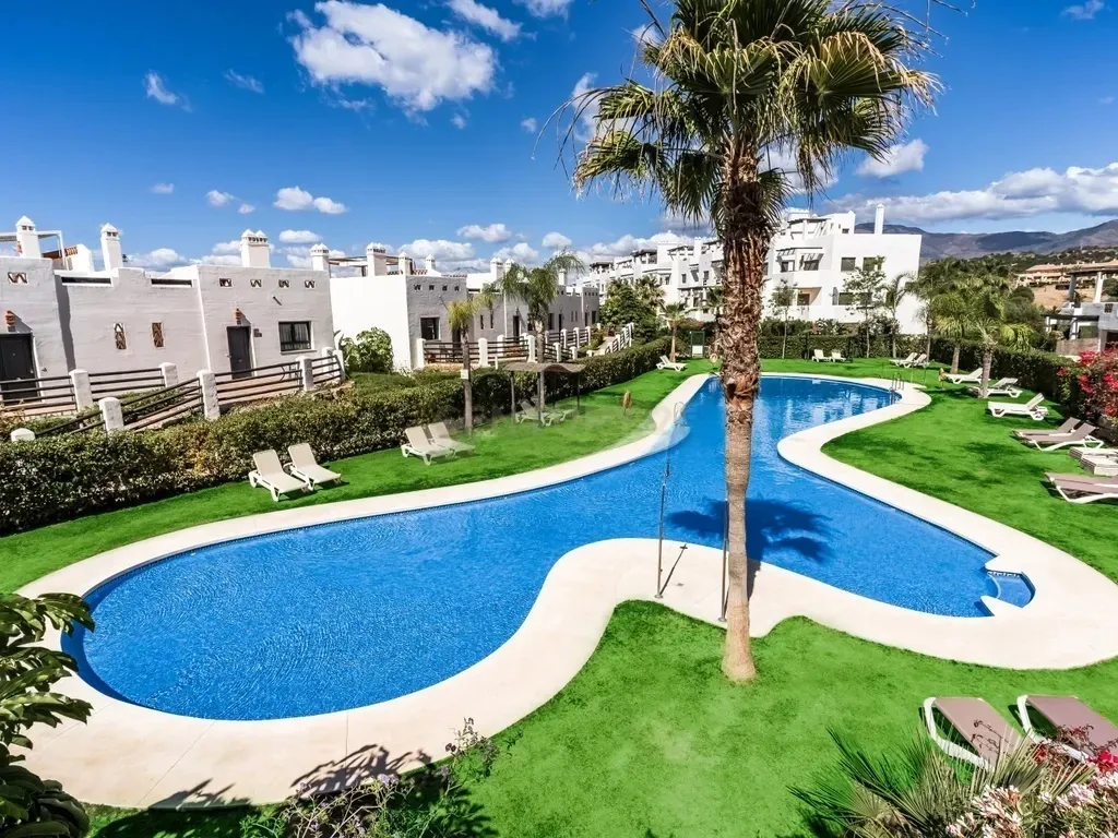 Elegante Apartamento de 2 Dormitorios con Vistas Parciales al Mar en Sunset Golf, Selwo – Estepona