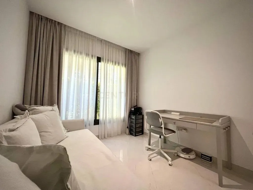 Moderno Apartamento en Estepona Este con Vistas a la Montaña