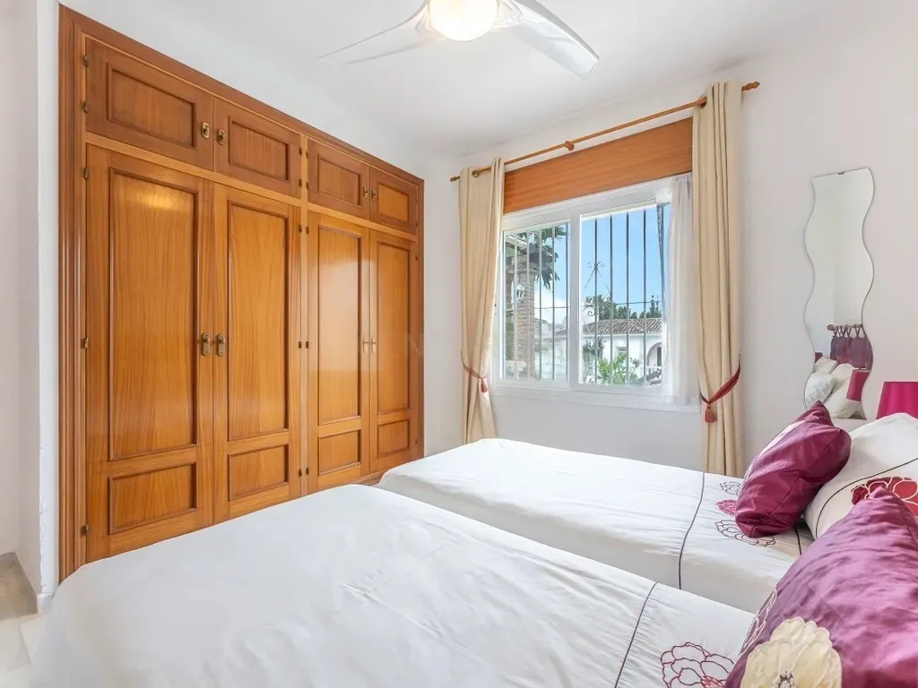 Encantadora Villa de 3 Dormitorios con Piscina en Amplia Parcela en El Rosario, Marbella – Gran Potencial de Reforma o Lista para Entrar