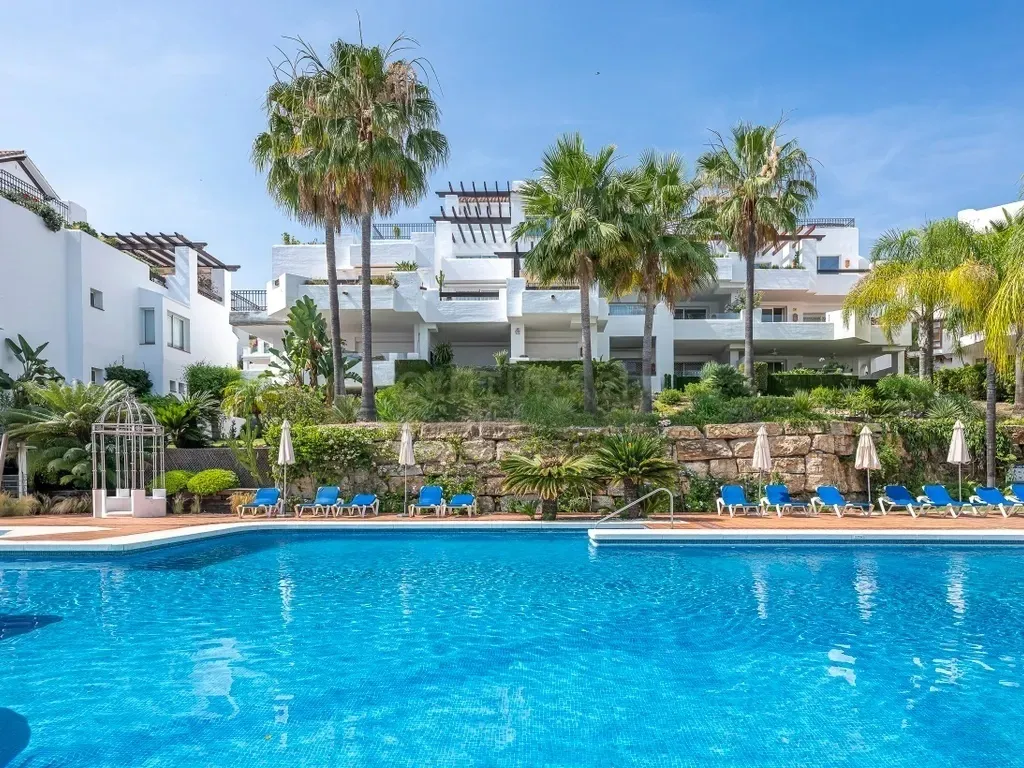 Encantador Apartamento en Planta Baja Elevada de 3 Dormitorios con Vistas al Mar y al Jardín – Nueva Andalucía