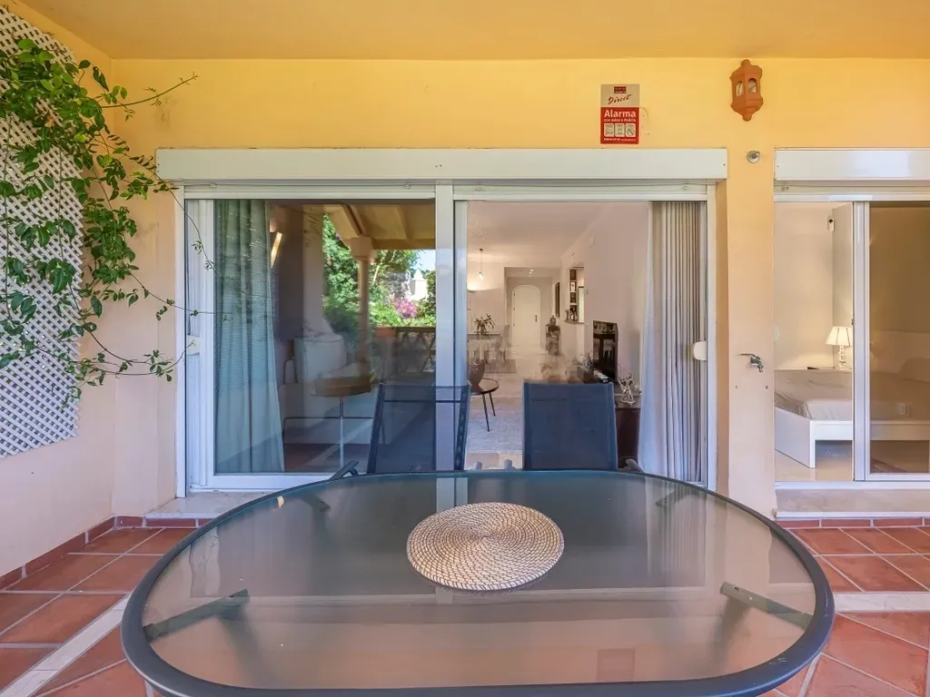 Apartamento con jardín de 2 dormitorios en alquiler en Santa María Village, Elviria
