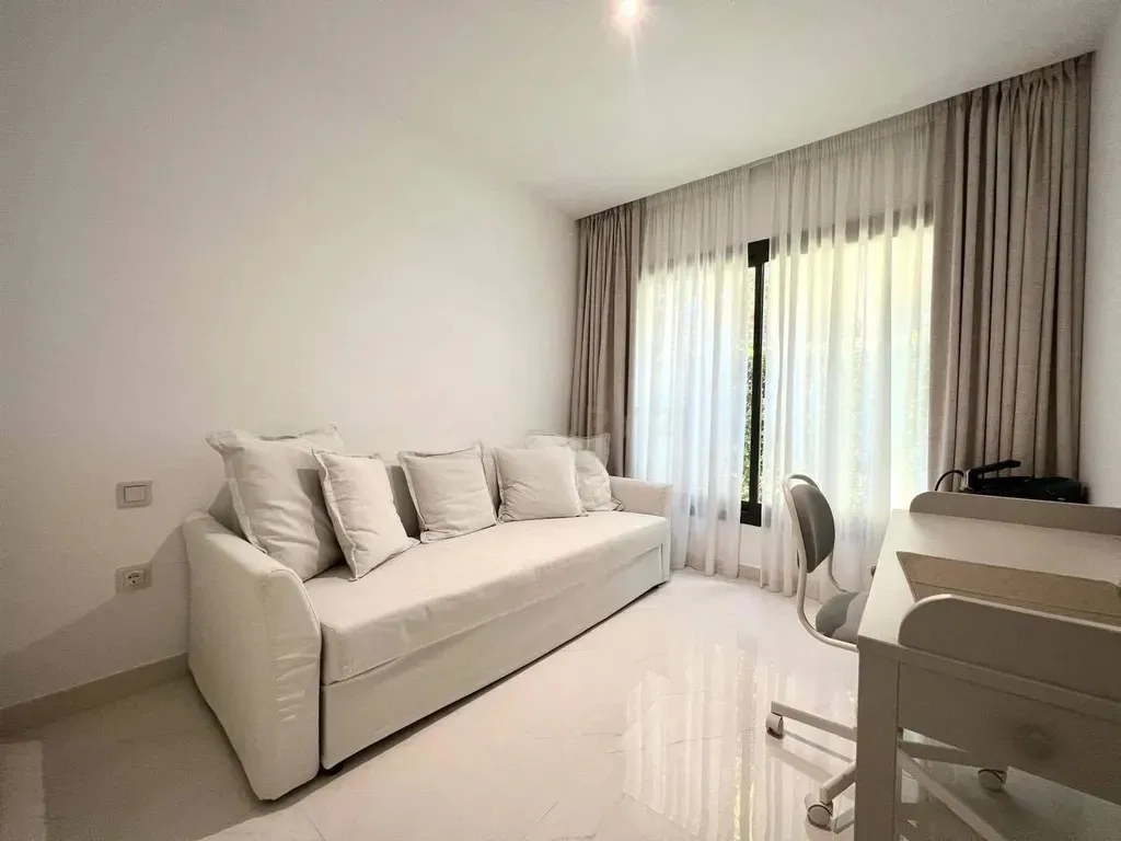 Moderno Apartamento en Estepona Este con Vistas a la Montaña