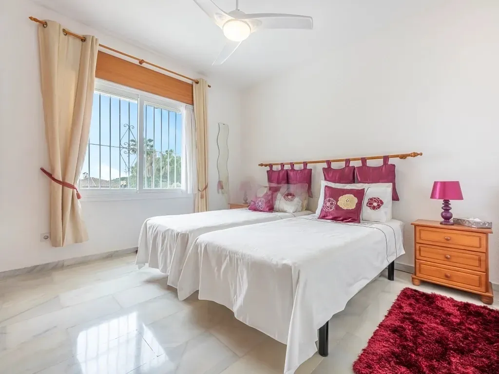 Encantadora Villa de 3 Dormitorios con Piscina en Amplia Parcela en El Rosario, Marbella – Gran Potencial de Reforma o Lista para Entrar