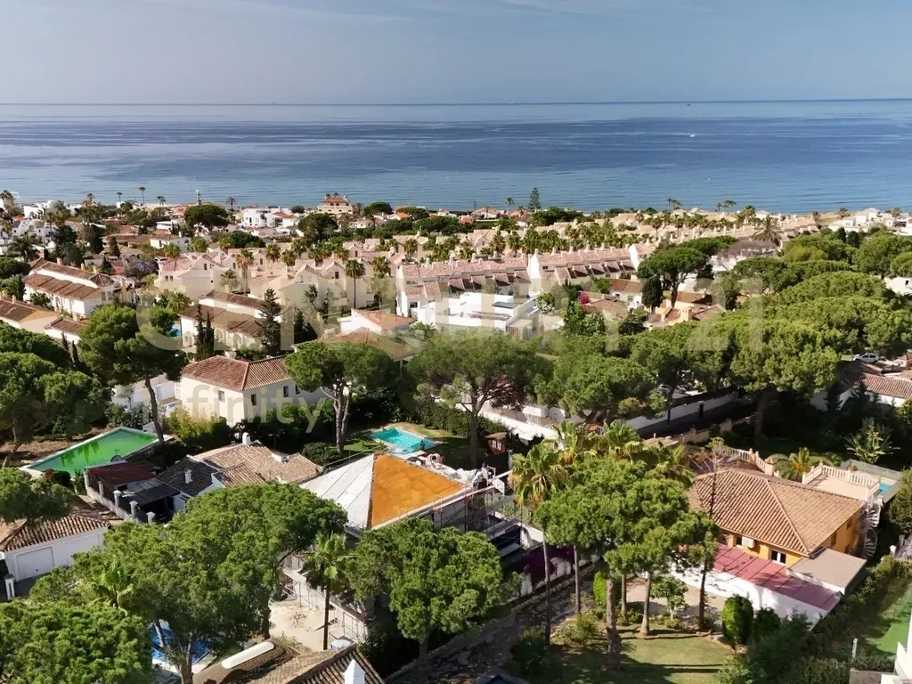 Villa de obra nueva a 400m de la playa en Marbella, personalizable en fase de construcción
