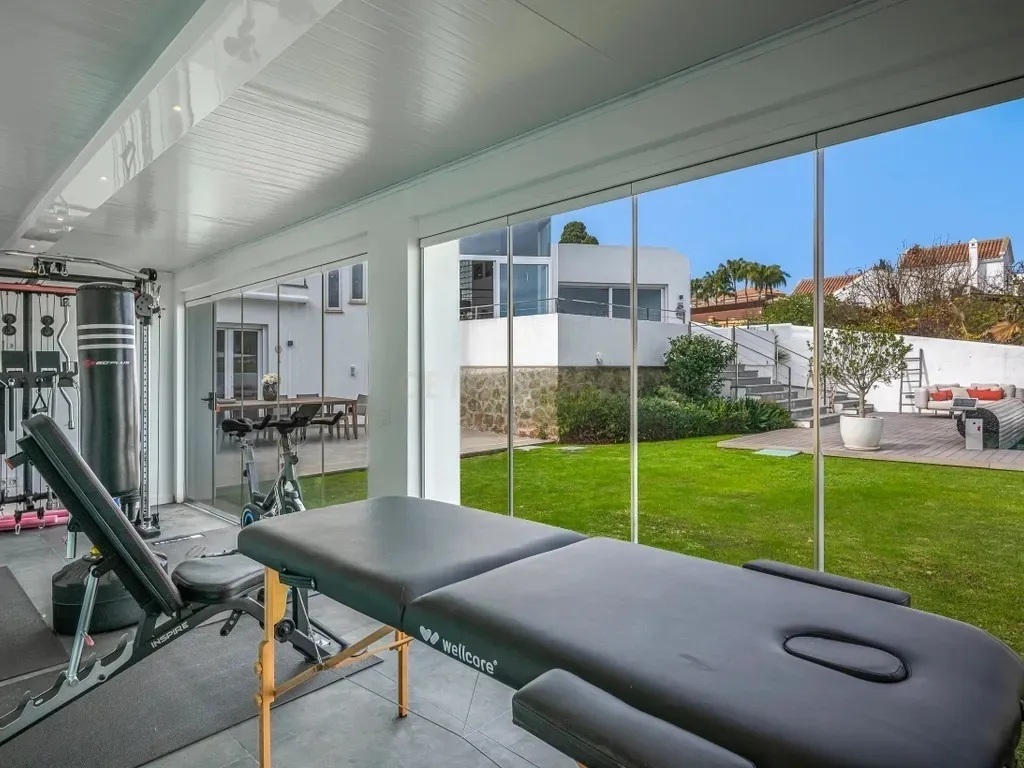 Elegante villa renovada con piscina privada y vistas abiertas al verde