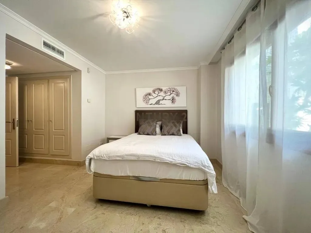 Amplio Apartamento con Jardín y Gran Terraza en la Prestigiosa Zona de Nagüeles, Marbella