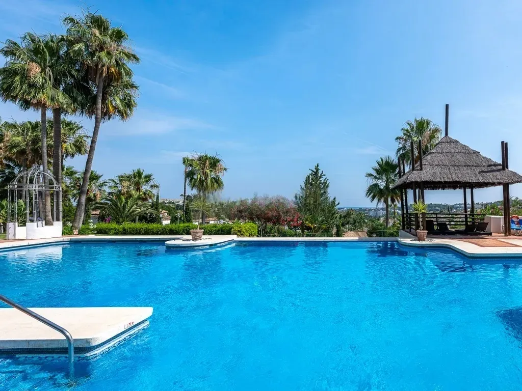 Encantador Apartamento en Planta Baja Elevada de 3 Dormitorios con Vistas al Mar y al Jardín – Nueva Andalucía