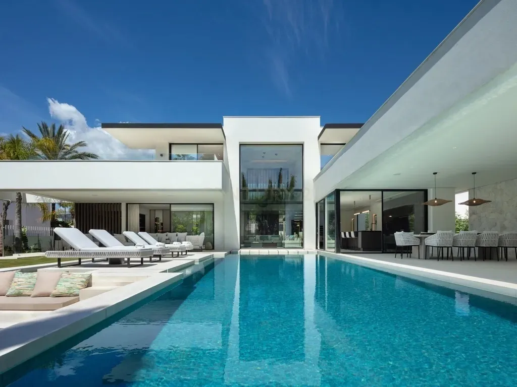 Villa Sirius – Refugio moderno de lujo en Las Brisas, Nueva Andalucía