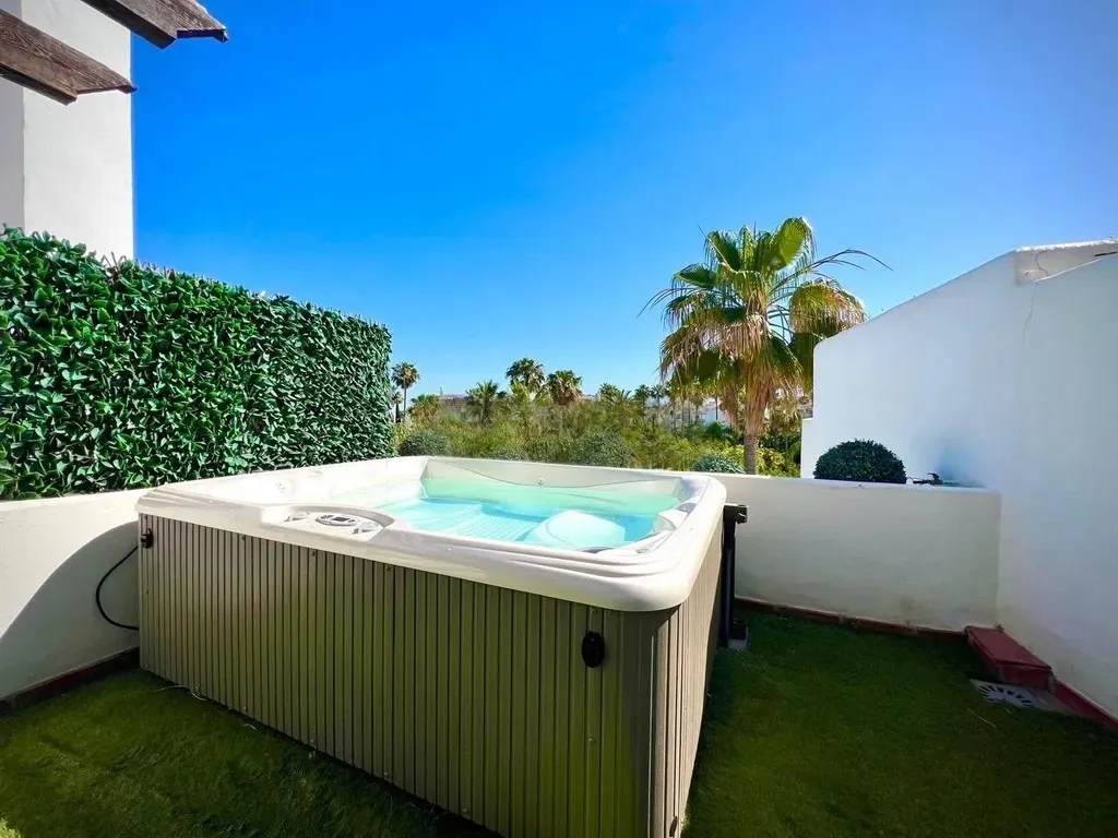 Adosado de 4 dormitorios en la prestigiosa urbanización Villas de Costalita en Estepona