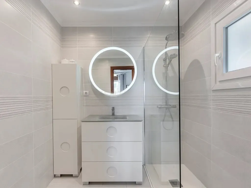 Encantadora Villa de 3 Dormitorios con Piscina en Amplia Parcela en El Rosario, Marbella – Gran Potencial de Reforma o Lista para Entrar