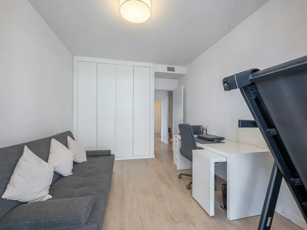 Amplio apartamento en La Campana, Nueva Andalucía con vistas al mar!