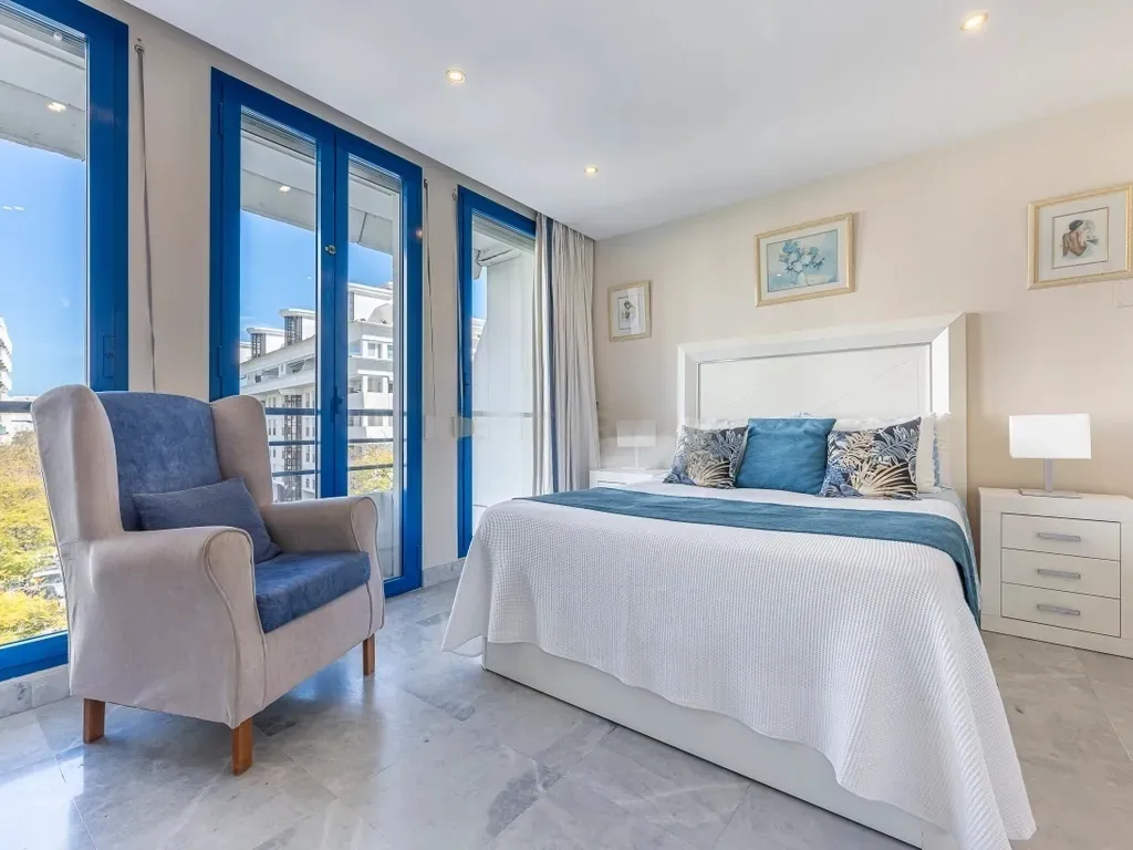 ✨ Exclusivo dúplex renovado con garaje y trastero en Marbella House, a pasos de la playa