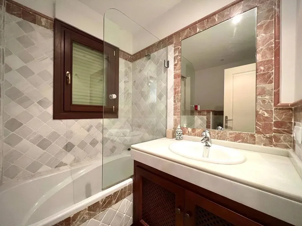 Amplio Apartamento con Jardín y Gran Terraza en la Prestigiosa Zona de Nagüeles, Marbella