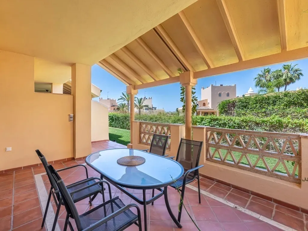 Apartamento con jardín de 2 dormitorios en alquiler en Santa María Village, Elviria
