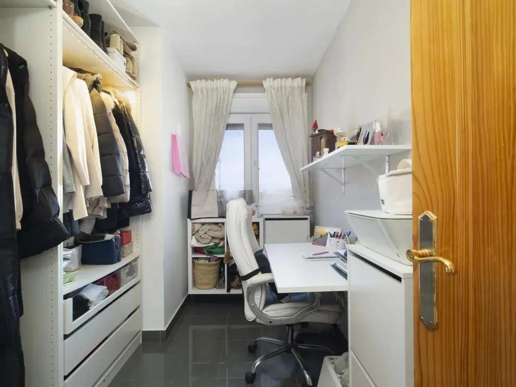 Casa de 4 dormitorios con altillo de 56 m², terraza privada y excelente conexión en Campanillas