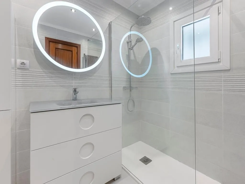Encantadora Villa de 3 Dormitorios con Piscina en Amplia Parcela en El Rosario, Marbella – Gran Potencial de Reforma o Lista para Entrar