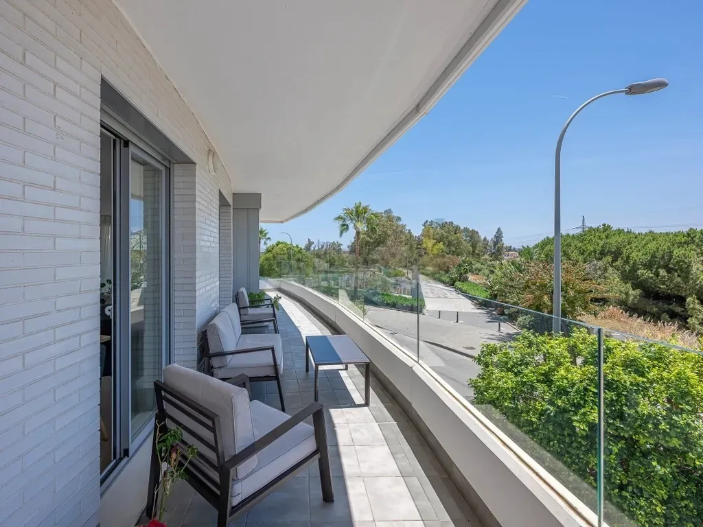 Amplio apartamento en La Campana, Nueva Andalucía con vistas al mar!