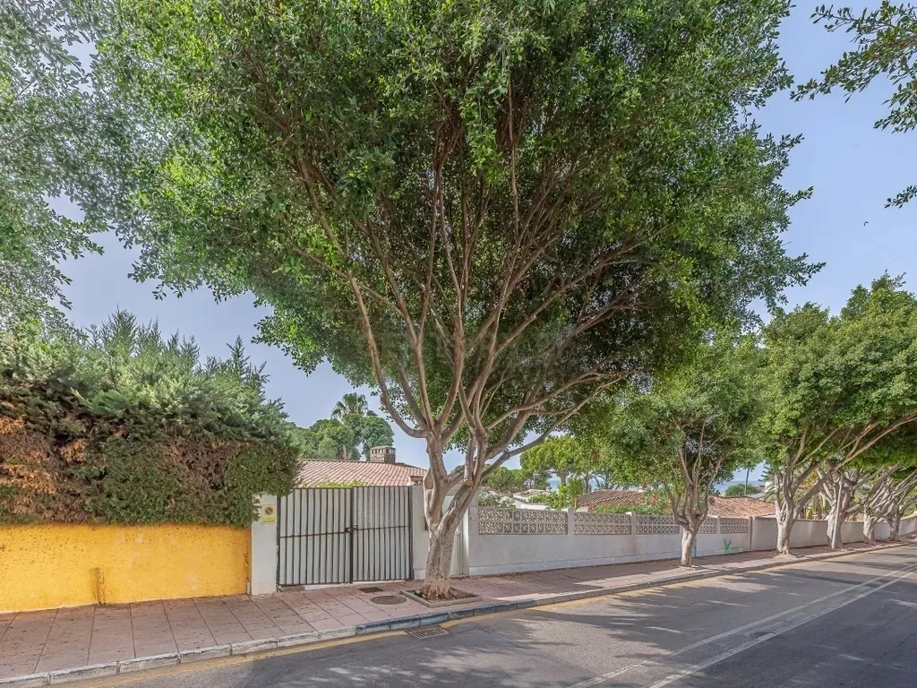 Oportunidad en Marbella: Nuda propiedad de casa con jardín a metros de la playa