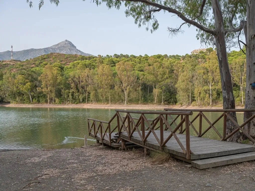 Encantador Apartamento en Planta Baja Elevada de 3 Dormitorios con Vistas al Mar y al Jardín – Nueva Andalucía