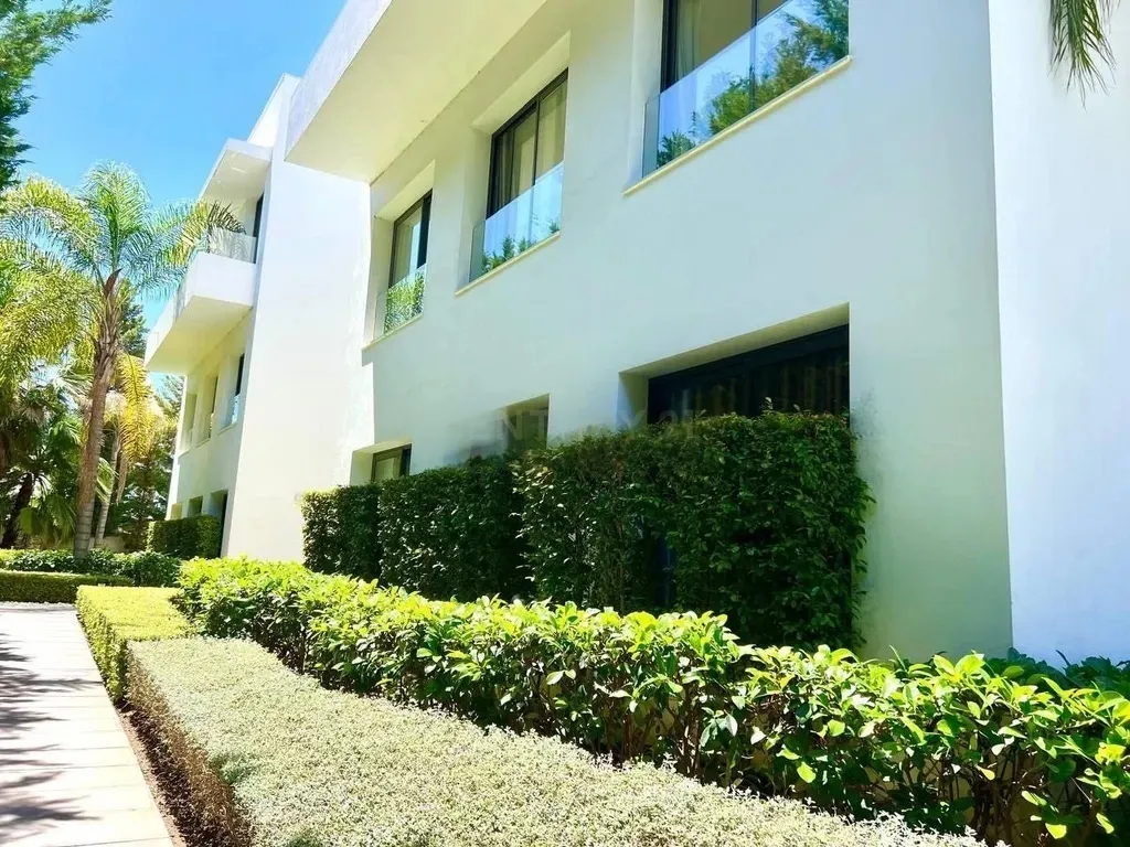 Moderno Apartamento en Estepona Este con Vistas a la Montaña