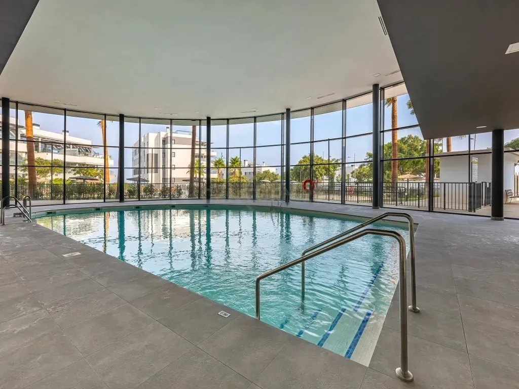 Apartamento moderno de 2 dormitorios en Las Mesas, Estepona