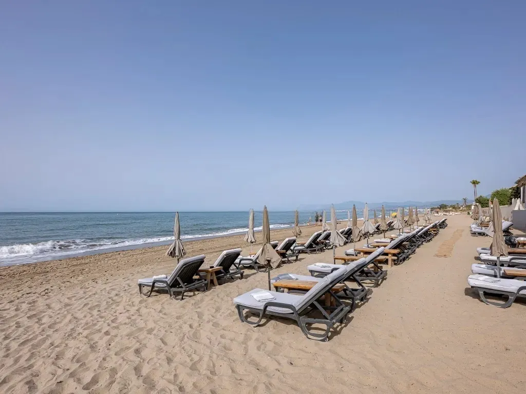 Oportunidad en Marbella: Nuda propiedad de casa con jardín a metros de la playa