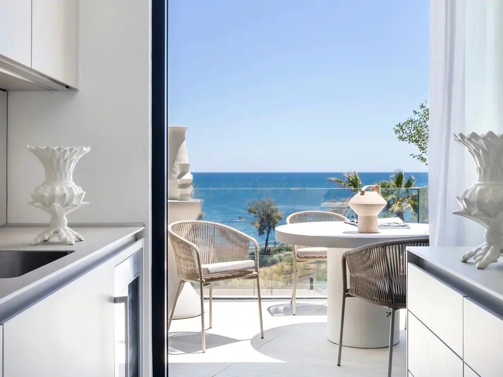Vivienda de Lujo de 3 Dormitorios en Primera Línea de Mar – Estepona