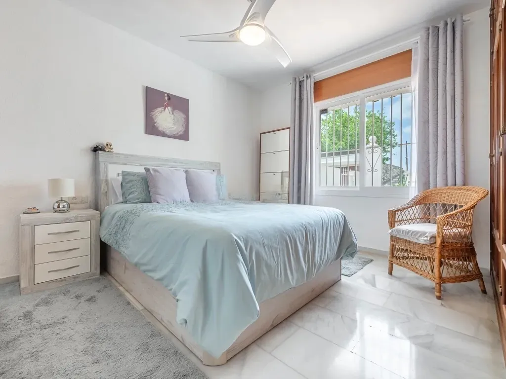 Encantadora Villa de 3 Dormitorios con Piscina en Amplia Parcela en El Rosario, Marbella – Gran Potencial de Reforma o Lista para Entrar