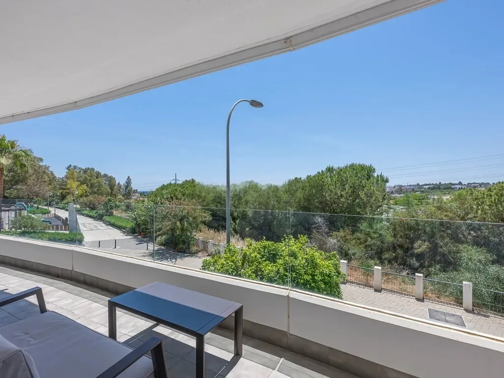 Amplio apartamento en La Campana, Nueva Andalucía con vistas al mar!