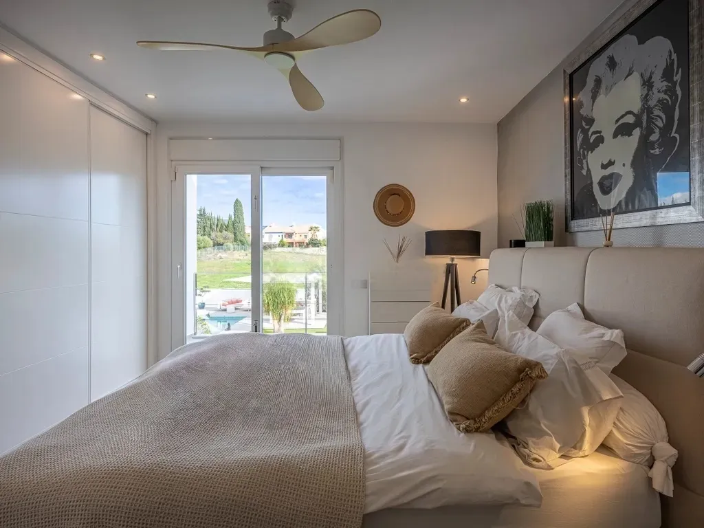 Elegante villa renovada con piscina privada y vistas abiertas al verde