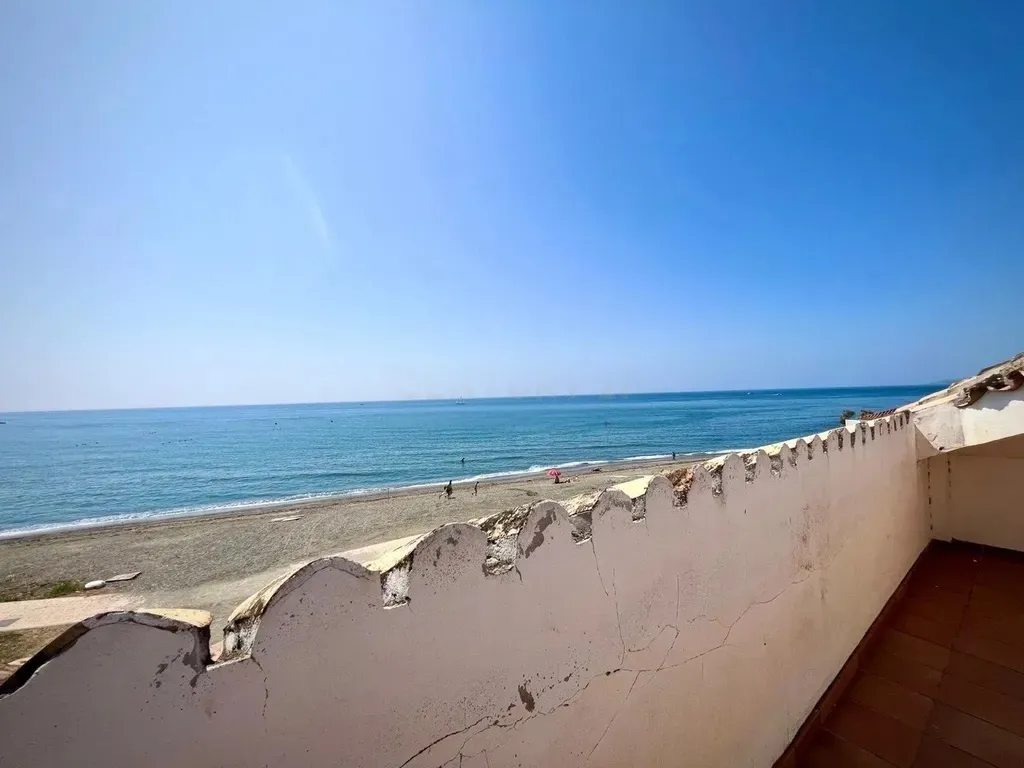 Adosado en primera línea de mar en Estepona Este