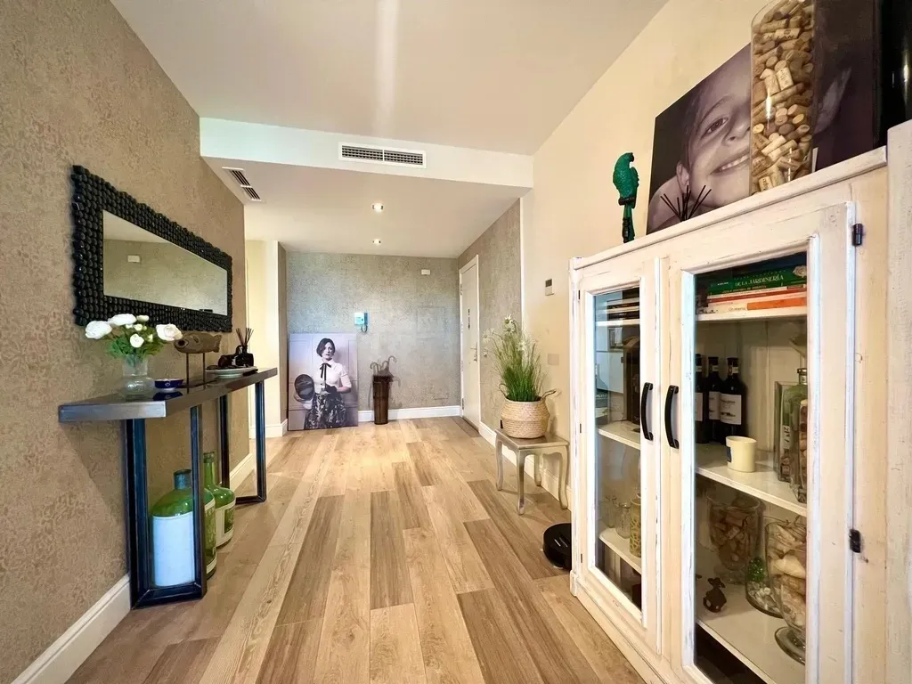 Una residencia excepcional de inspiración andaluza con vistas panorámicas al Mediterráneo