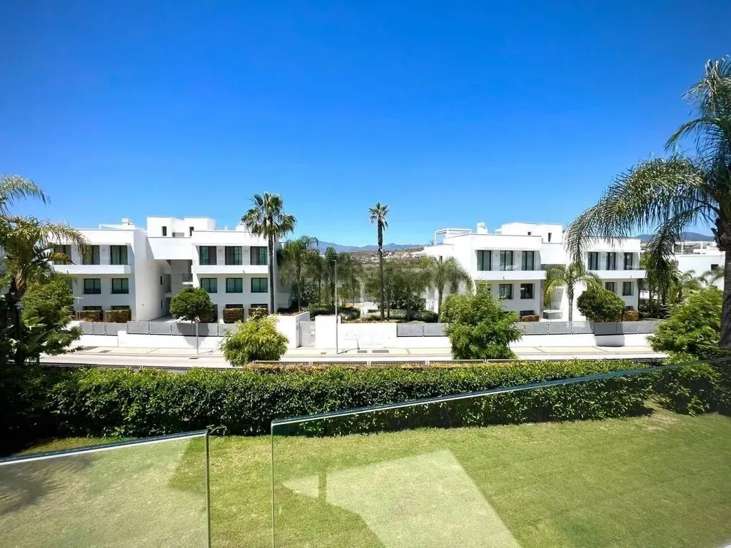 Moderno Apartamento en Estepona Este con Vistas a la Montaña