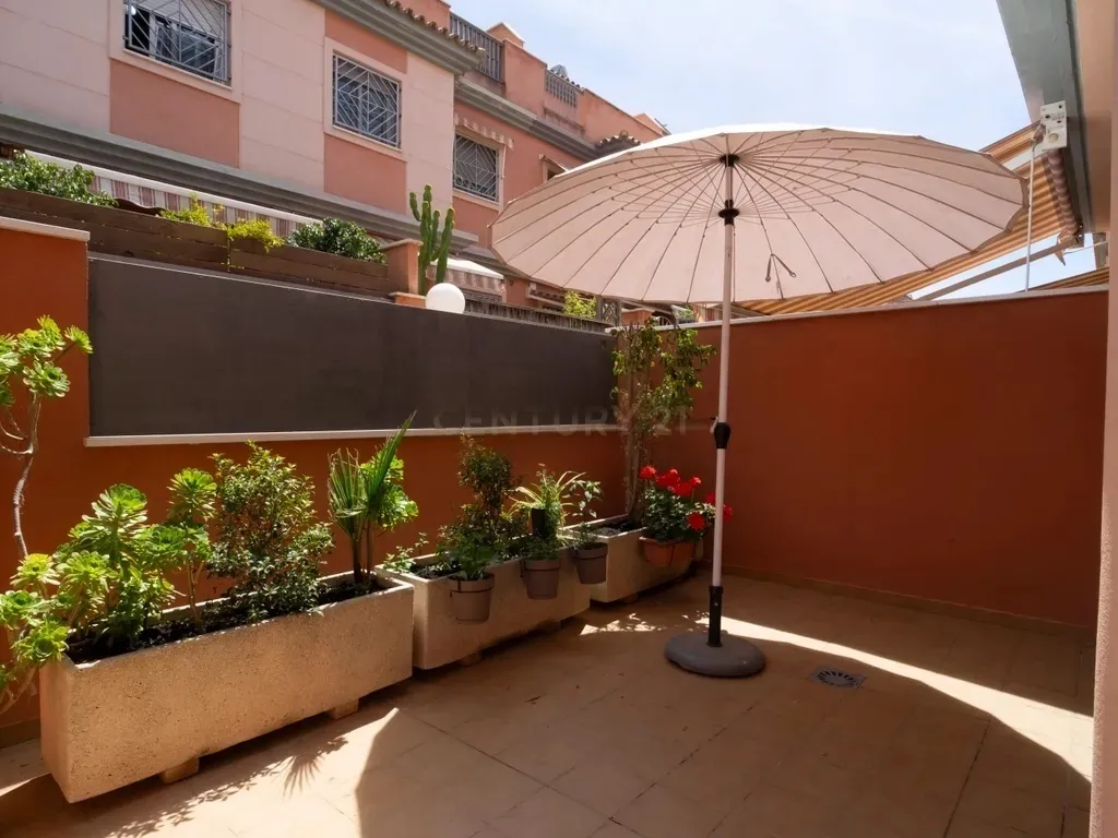 Casa Adosada en Málaga con Vistas a la Montaña ,Garage doble y Piscina para disfrutar en familia .