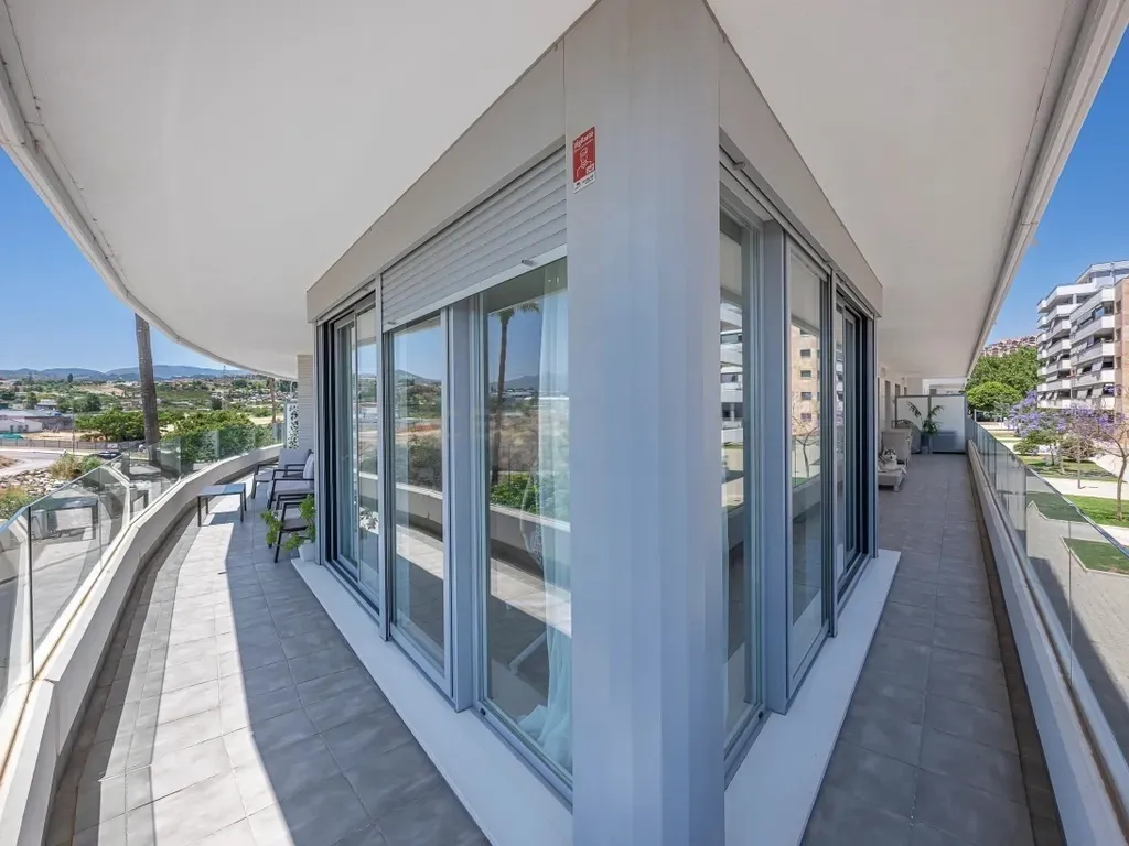 Amplio apartamento en La Campana, Nueva Andalucía con vistas al mar!