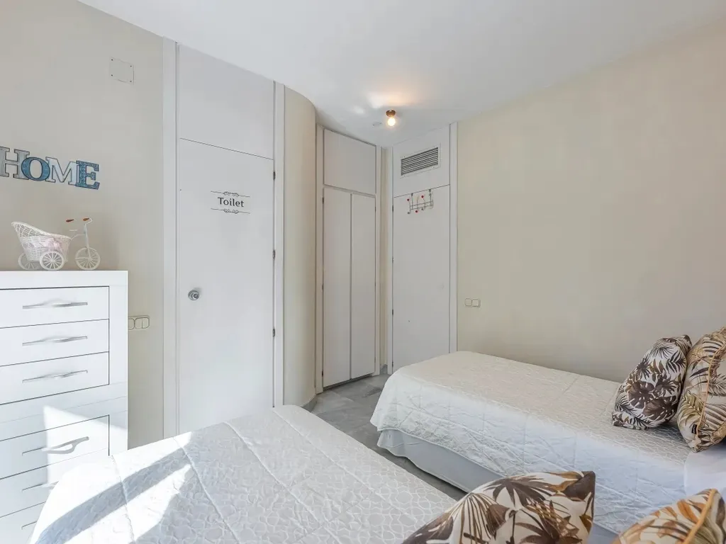 ✨ Exclusivo dúplex renovado con garaje y trastero en Marbella House, a pasos de la playa