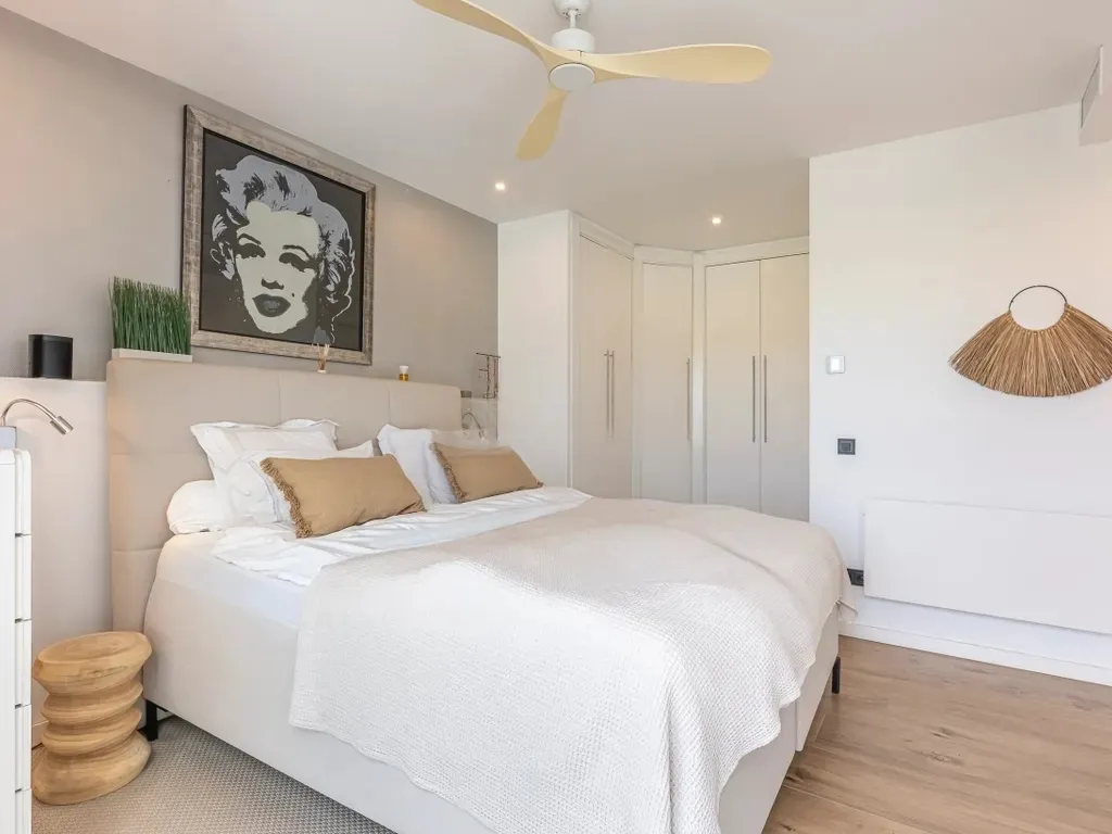 Elegante villa renovada con piscina privada y vistas abiertas al verde