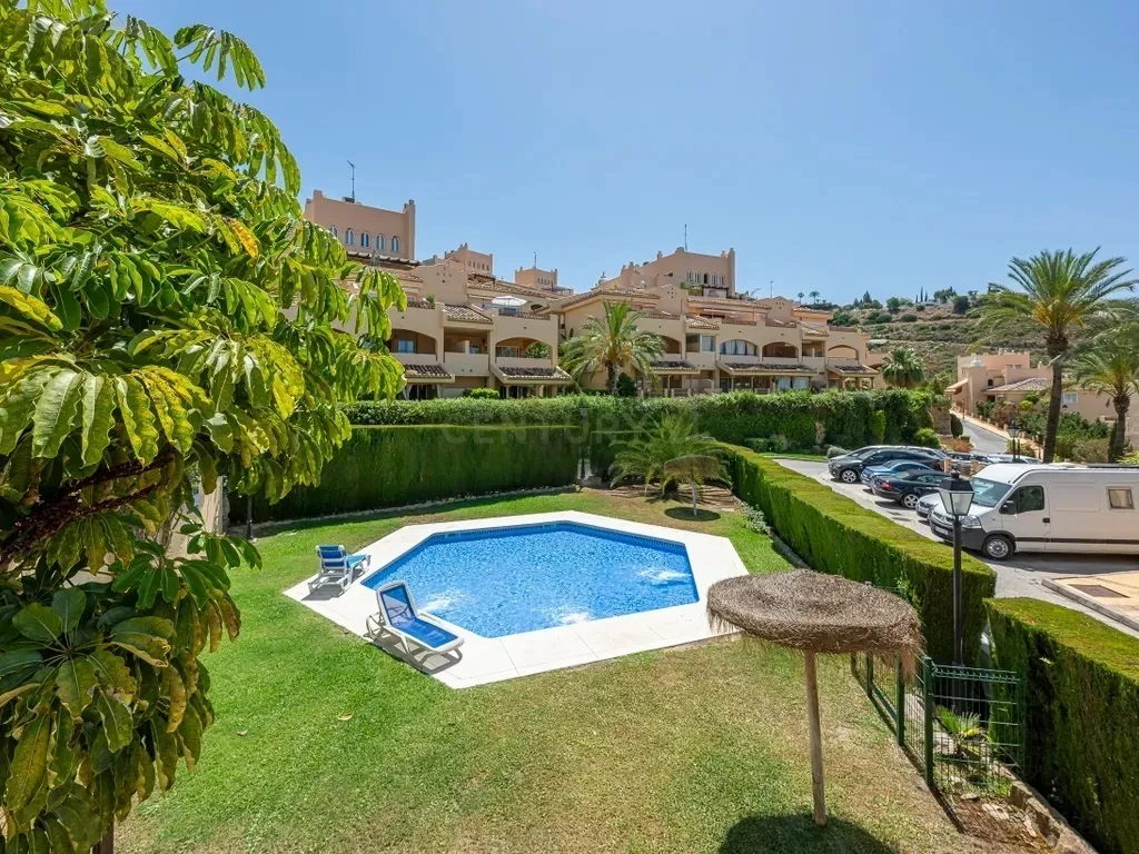Apartamento con jardín de 2 dormitorios en alquiler en Santa María Village, Elviria