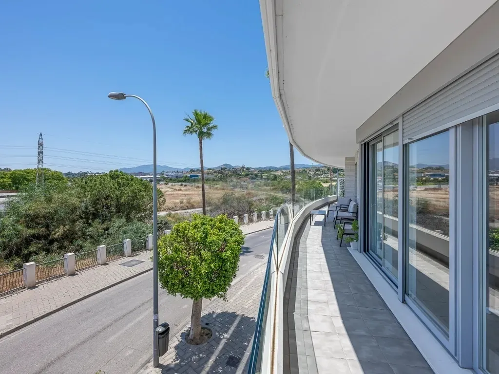 Amplio apartamento en La Campana, Nueva Andalucía con vistas al mar!