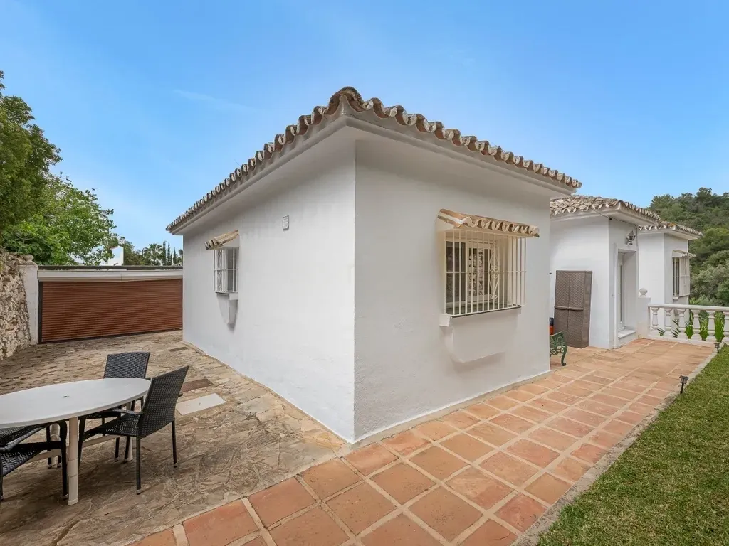 Encantadora Villa de 3 Dormitorios con Piscina en Amplia Parcela en El Rosario, Marbella – Gran Potencial de Reforma o Lista para Entrar