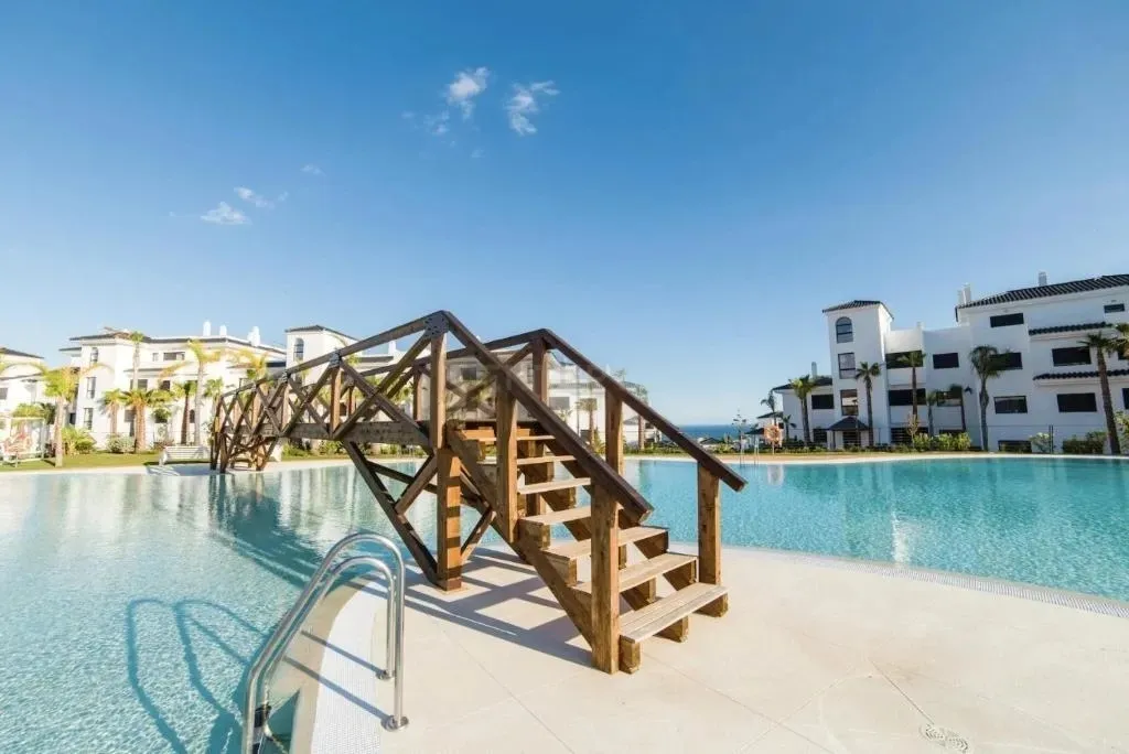 Una residencia excepcional de inspiración andaluza con vistas panorámicas al Mediterráneo