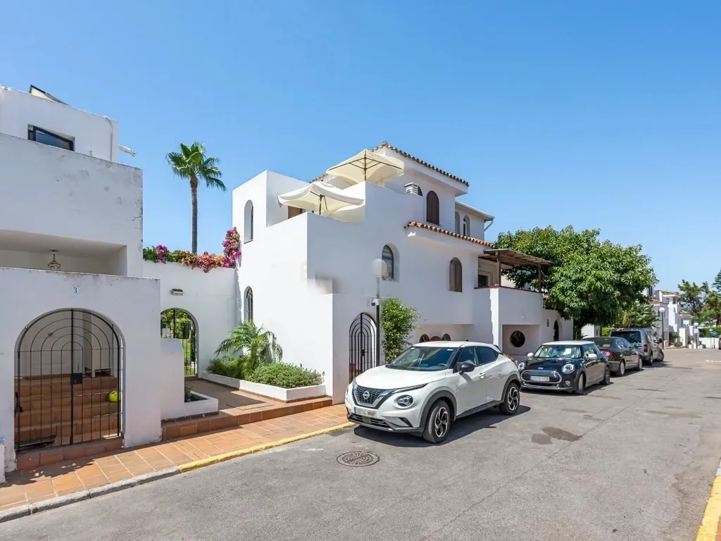 Encantadora casa adosada en Estepona a 100m de la playa