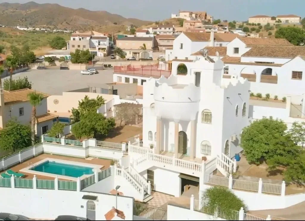 ESPECTACULAR CHALET INDEPENDIENTE CON PISCINA EN PUERTO DE LA TORRE