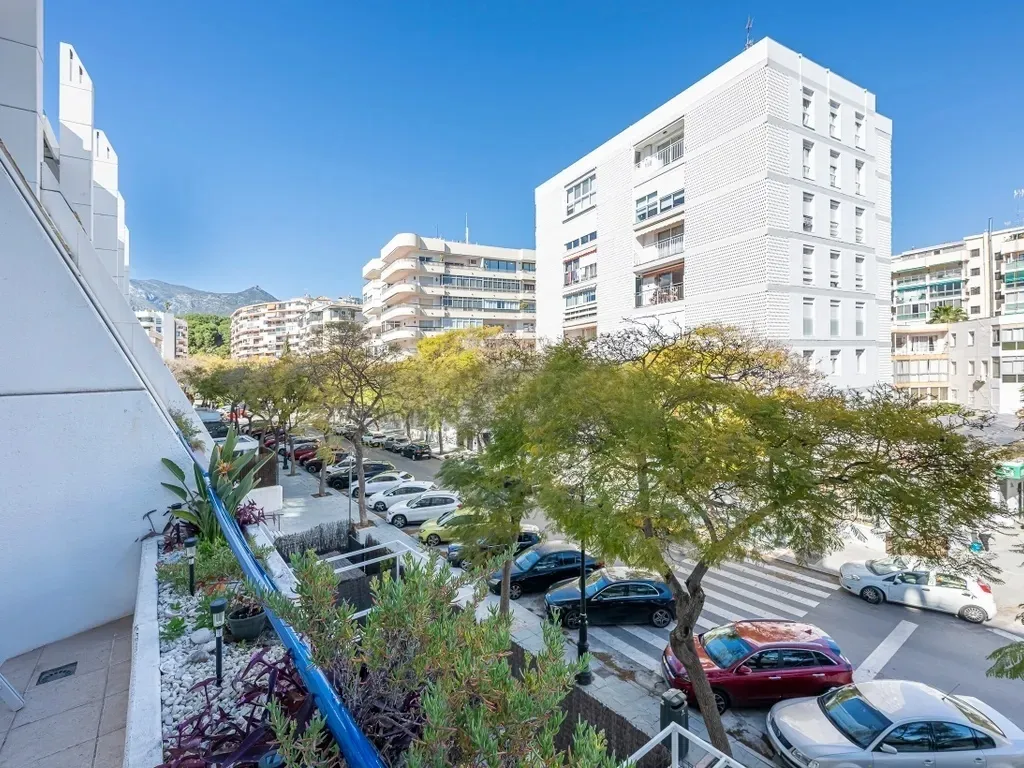✨ Exclusivo dúplex renovado con garaje y trastero en Marbella House, a pasos de la playa