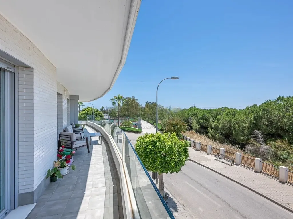 Amplio apartamento en La Campana, Nueva Andalucía con vistas al mar!