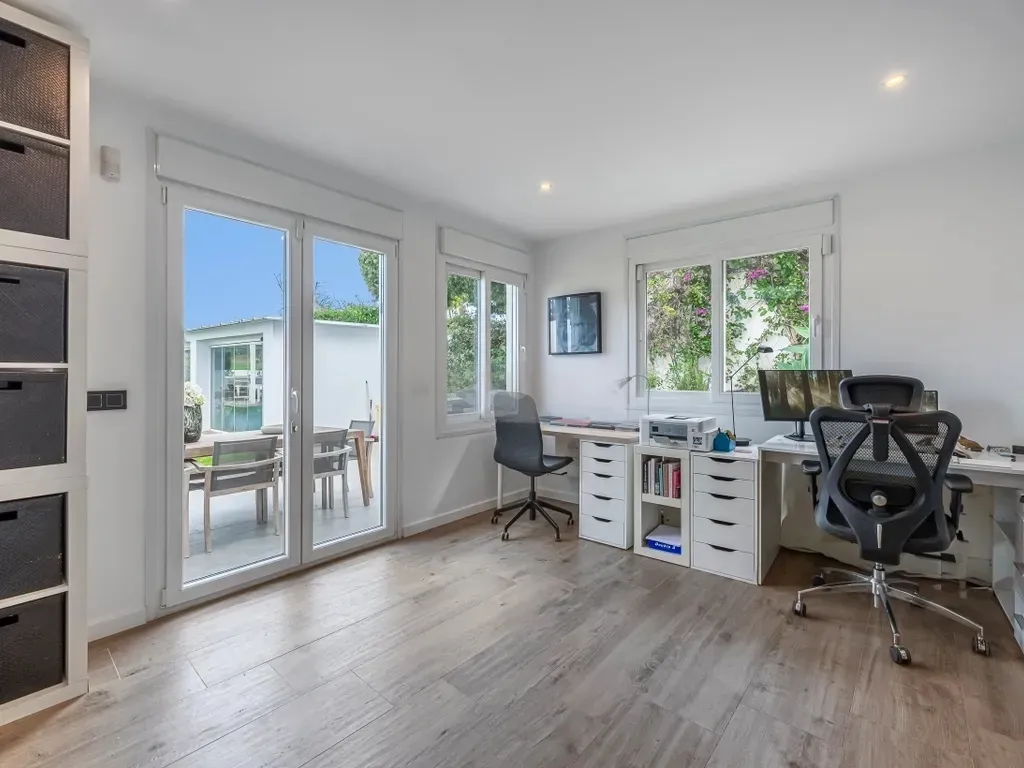 Elegante villa renovada con piscina privada y vistas abiertas al verde