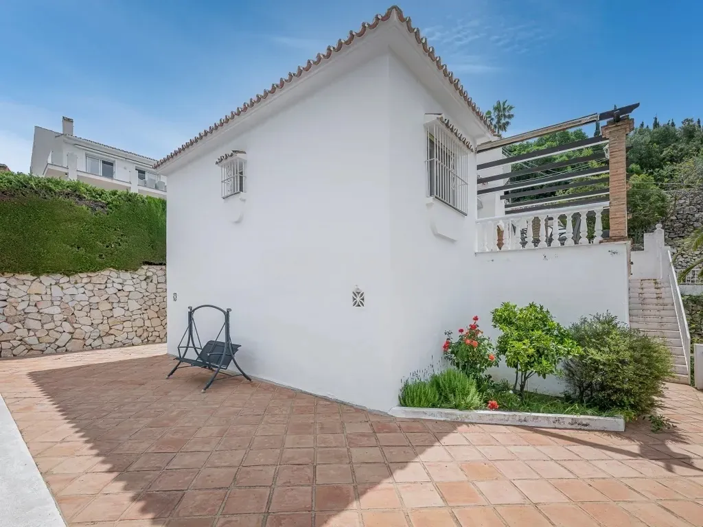 Encantadora Villa de 3 Dormitorios con Piscina en Amplia Parcela en El Rosario, Marbella – Gran Potencial de Reforma o Lista para Entrar